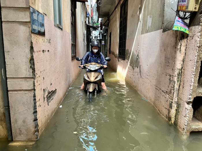 Trưa 8/10, Hà Nội còn nhiều điểm ngập sâu- Ảnh 1.