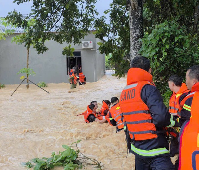 Lực lượng công an căng mình ứng phó mưa lũ: Ưu tiên bảo vệ người già, trẻ em và phụ nữ mang thai- Ảnh 1.
