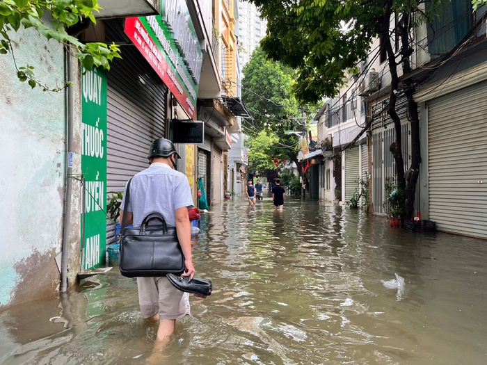 Trưa 8/10, Hà Nội còn nhiều điểm ngập sâu- Ảnh 4.