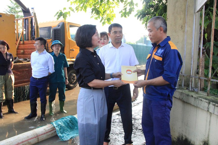 MTTQ Thành phố Hà Nội thăm hỏi, hỗ trợ các hộ dân bị ảnh hưởng bởi mưa bão- Ảnh 4.