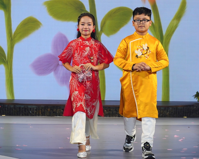 "Spring" là bộ sưu tập áo dài Tết cách tân lấy cảm hứng từ nét đẹp văn hóa Việt, hòa quyện giữa truyền thống và hiện đại. "Spring" là bộ sưu tập áo dài Tết cách tân lấy cảm hứng từ nét đẹp văn hóa Việt, hòa quyện giữa truyền thống và hiện đại.