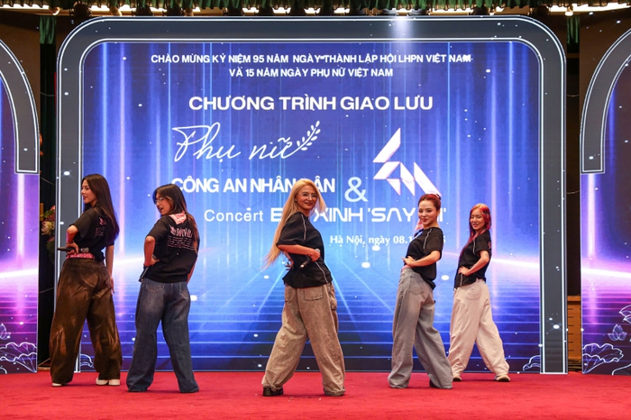 Giao lưu phụ nữ Công an nhân dân và concert "Em xinh Say Hi"- Ảnh 2. Giao lưu phụ nữ Công an nhân dân và concert "Em xinh Say Hi"- Ảnh 2.