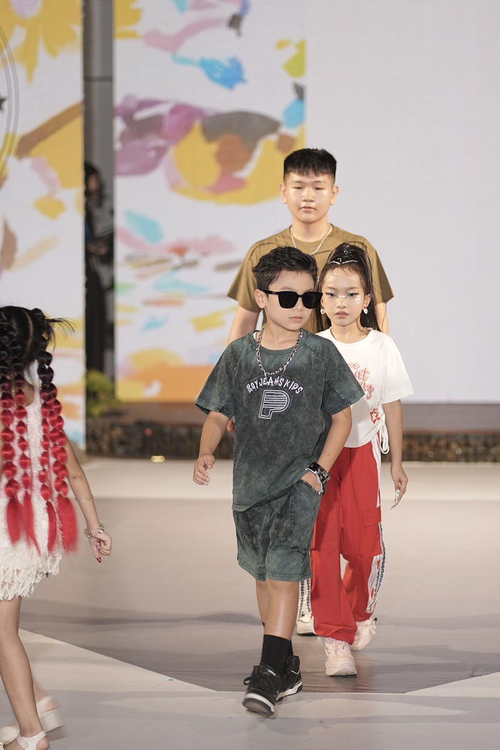 "Everyday Spark" gợi nhịp đập tuổi thơ trong trẻo qua chất liệu jeans, kaki, phom dáng năng động và bảng màu trung tính, gợi nhớ cảm giác thân thuộc của những ngày nô đùa bên hiên nhà "Everyday Spark" gợi nhịp đập tuổi thơ trong trẻo qua chất liệu jeans, kaki, phom dáng năng động và bảng màu trung tính, gợi nhớ cảm giác thân thuộc của những ngày nô đùa bên hiên nhà