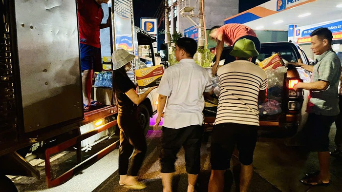 2.000 suất cơm vượt lũ: Thắp sáng hy vọng giữa "biển nước" Thái Nguyên- Ảnh 1.
