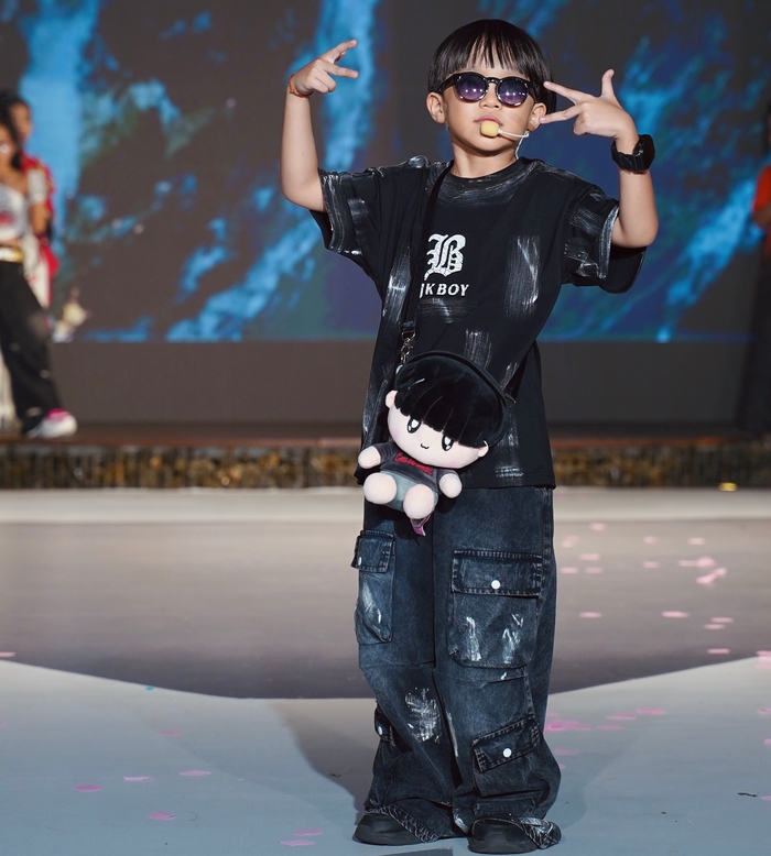 Xệ Xệ vừa hát vừa trình diễn thời trang Xệ Xệ vừa hát vừa trình diễn thời trang