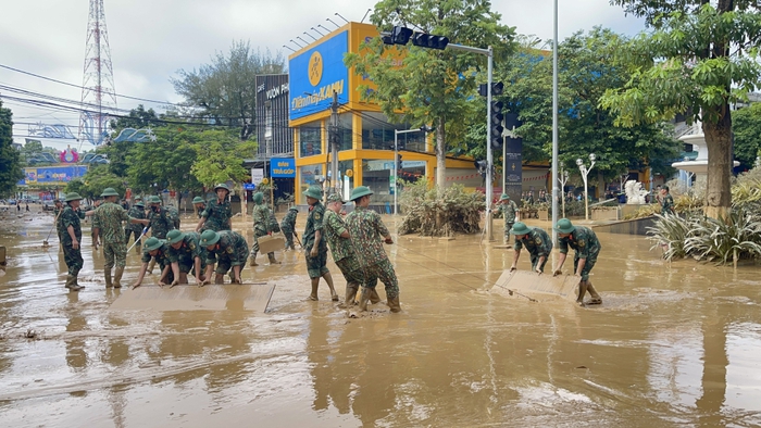 Lực lượng quân đội tham gia vệ sinh môi trường sau lũ. Ảnh Phương Quyền Lực lượng quân đội tham gia vệ sinh môi trường sau lũ. Ảnh Phương Quyền