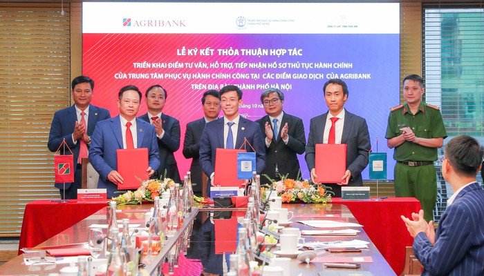 Agribank hợp táchỗ trợ người dân thực hiện dịch vụ công tại điểm giao dịch của ngân hàng- Ảnh 4. Agribank hợp táchỗ trợ người dân thực hiện dịch vụ công tại điểm giao dịch của ngân hàng- Ảnh 4.