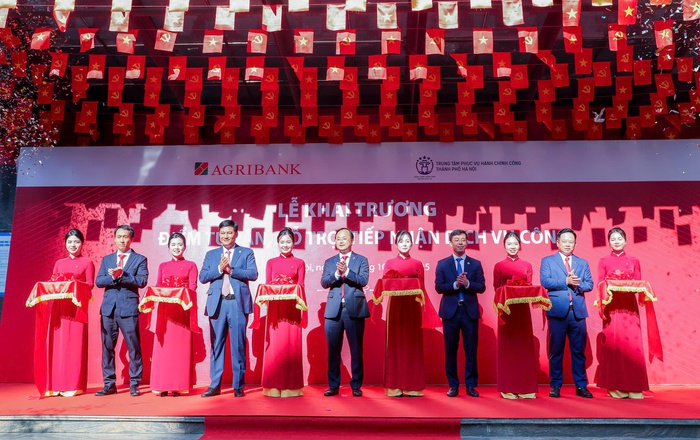 Agribank hợp táchỗ trợ người dân thực hiện dịch vụ công tại điểm giao dịch của ngân hàng- Ảnh 5. Agribank hợp táchỗ trợ người dân thực hiện dịch vụ công tại điểm giao dịch của ngân hàng- Ảnh 5.