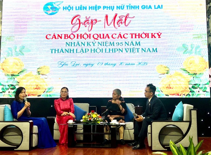 Hội LHPN tỉnh Gia Lai gặp mặt cán bộ Hội qua các thời kỳ- Ảnh 1. Hội LHPN tỉnh Gia Lai gặp mặt cán bộ Hội qua các thời kỳ- Ảnh 1.