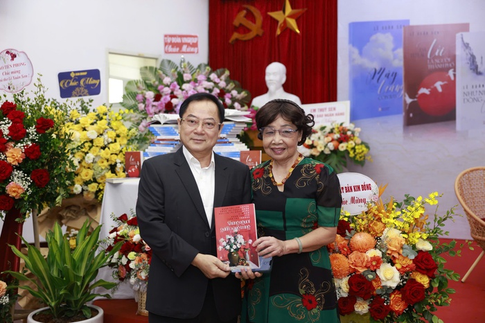 Nhà báo Lê Xuân Sơn tặng sách cho nhà thơ Phan Thị Thanh Nhàn trong buổi ra mắt sách Nhà báo Lê Xuân Sơn tặng sách cho nhà thơ Phan Thị Thanh Nhàn trong buổi ra mắt sách