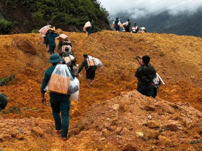Đà Nẵng chi 200 tỷ đồng hỗ trợ người dân và khắc phục các công trình hạ tầng sau mưa lũ- Ảnh 3. Đà Nẵng chi 200 tỷ đồng hỗ trợ người dân và khắc phục các công trình hạ tầng sau mưa lũ- Ảnh 3.