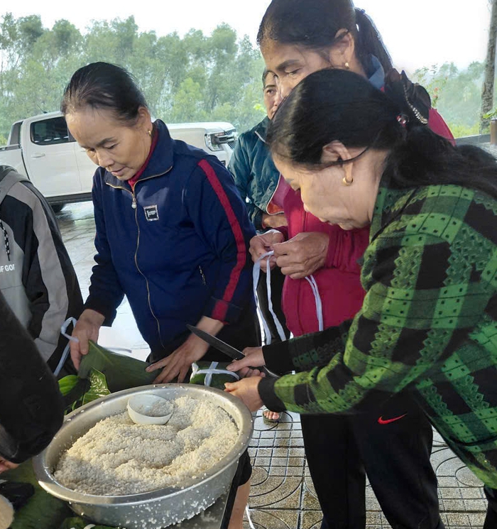 Hà Tĩnh: Hội LHPN xã Mai Hoa tổ chức gói gần 1.500 bánh chưng gửi đồng bào vùng lũ - Ảnh 1.