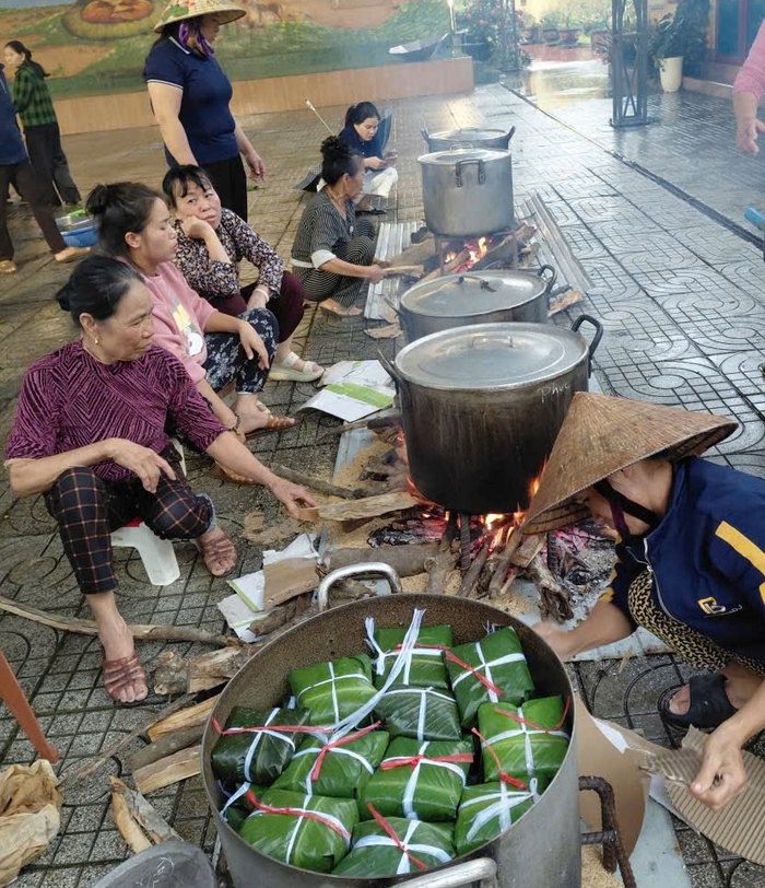 Hà Tĩnh: Hội LHPN xã Mai Hoa tổ chức gói gần 1.500 bánh chưng gửi đồng bào vùng lũ - Ảnh 2.