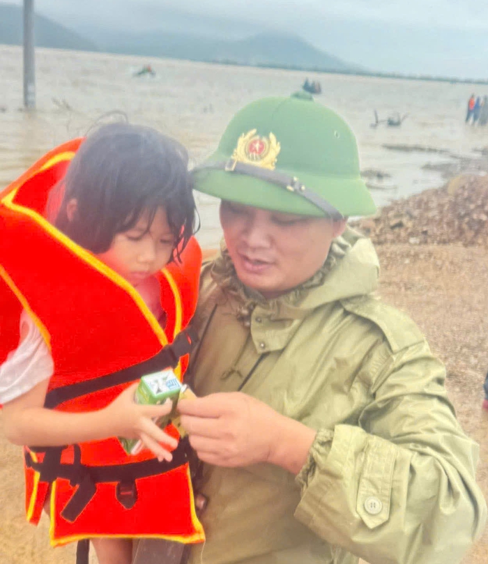 Công an Hà Tĩnh nỗ lực bảo vệ an toàn cho nhân dân trong mưa lũ- Ảnh 3. Công an Hà Tĩnh nỗ lực bảo vệ an toàn cho nhân dân trong mưa lũ- Ảnh 3.