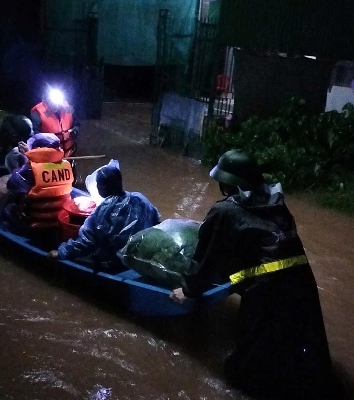 Công an Hà Tĩnh nỗ lực bảo vệ an toàn cho nhân dân trong mưa lũ- Ảnh 8. Công an Hà Tĩnh nỗ lực bảo vệ an toàn cho nhân dân trong mưa lũ- Ảnh 8.