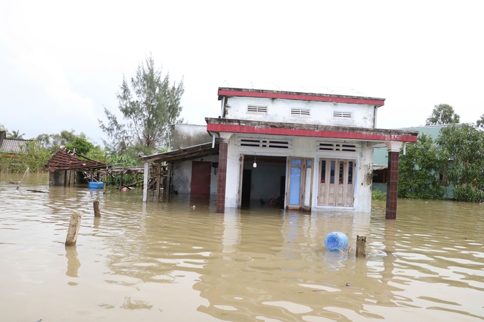 Đà Nẵng chi 200 tỷ đồng hỗ trợ người dân và khắc phục các công trình hạ tầng sau mưa lũ- Ảnh 1. Đà Nẵng chi 200 tỷ đồng hỗ trợ người dân và khắc phục các công trình hạ tầng sau mưa lũ- Ảnh 1.