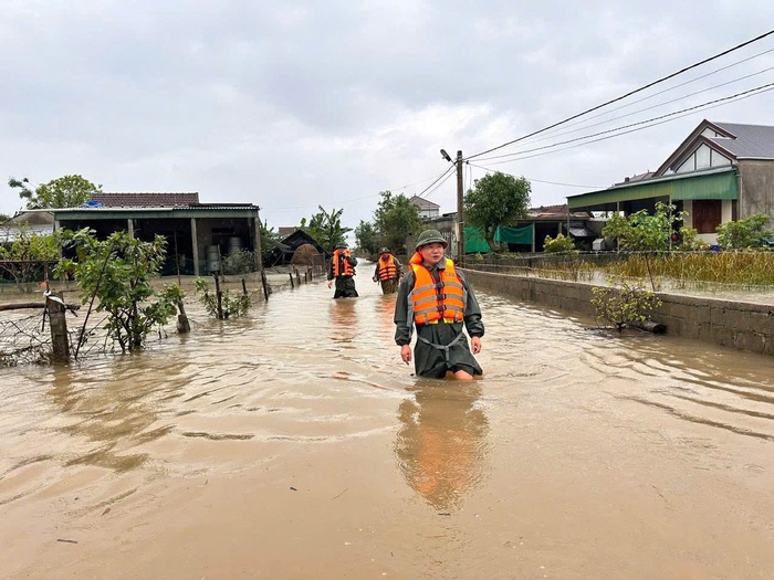 Công an Hà Tĩnh nỗ lực bảo vệ an toàn cho nhân dân trong mưa lũ- Ảnh 6. Công an Hà Tĩnh nỗ lực bảo vệ an toàn cho nhân dân trong mưa lũ- Ảnh 6.