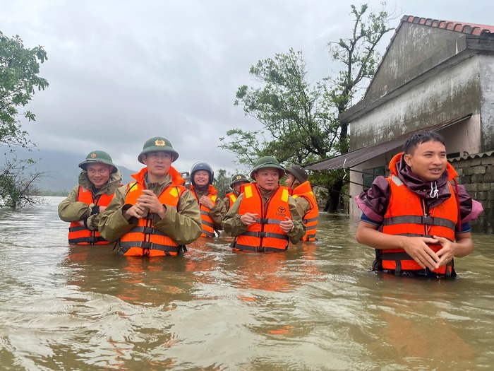 Công an Hà Tĩnh nỗ lực bảo vệ an toàn cho nhân dân trong mưa lũ- Ảnh 1. Công an Hà Tĩnh nỗ lực bảo vệ an toàn cho nhân dân trong mưa lũ- Ảnh 1.