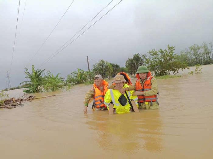 Công an Hà Tĩnh nỗ lực bảo vệ an toàn cho nhân dân trong mưa lũ- Ảnh 4. Công an Hà Tĩnh nỗ lực bảo vệ an toàn cho nhân dân trong mưa lũ- Ảnh 4.