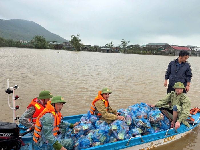 Công an Hà Tĩnh nỗ lực bảo vệ an toàn cho nhân dân trong mưa lũ- Ảnh 9. Công an Hà Tĩnh nỗ lực bảo vệ an toàn cho nhân dân trong mưa lũ- Ảnh 9.