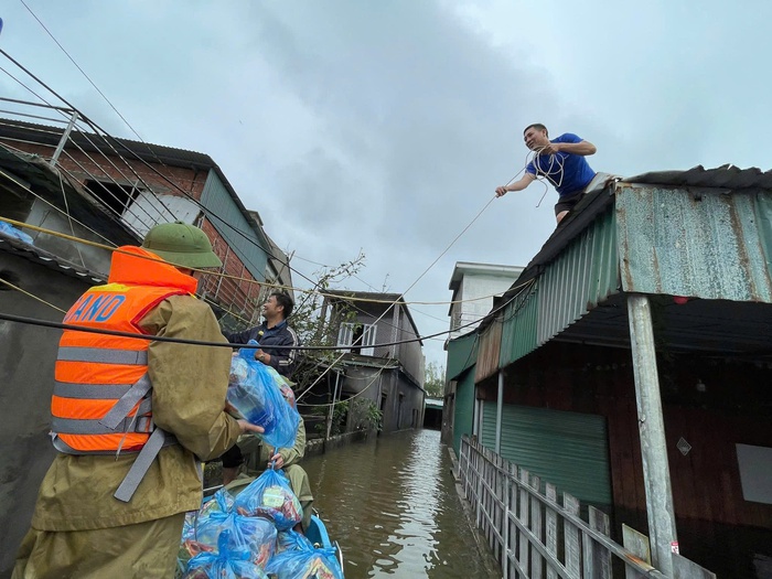 Công an Hà Tĩnh nỗ lực bảo vệ an toàn cho nhân dân trong mưa lũ- Ảnh 10. Công an Hà Tĩnh nỗ lực bảo vệ an toàn cho nhân dân trong mưa lũ- Ảnh 10.