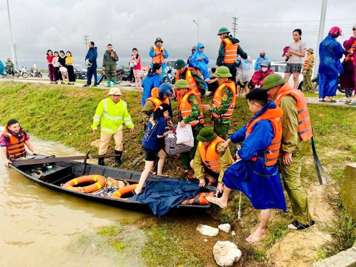 Công an Hà Tĩnh nỗ lực bảo vệ an toàn cho nhân dân trong mưa lũ- Ảnh 11. Công an Hà Tĩnh nỗ lực bảo vệ an toàn cho nhân dân trong mưa lũ- Ảnh 11.