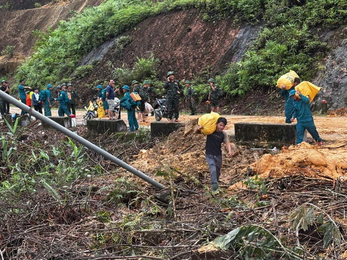 Đà Nẵng chi 200 tỷ đồng hỗ trợ người dân và khắc phục các công trình hạ tầng sau mưa lũ- Ảnh 2. Đà Nẵng chi 200 tỷ đồng hỗ trợ người dân và khắc phục các công trình hạ tầng sau mưa lũ- Ảnh 2.