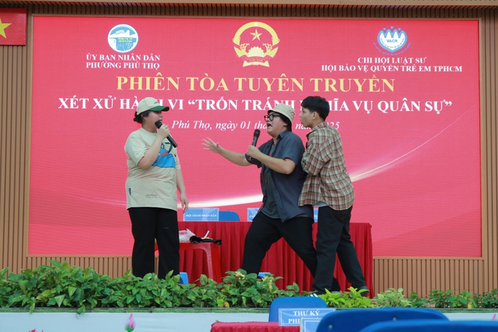 Tuyên truyền về tội "Trốn tránh nghĩa vụ quân sự" bằng phiên toà giả định- Ảnh 1.