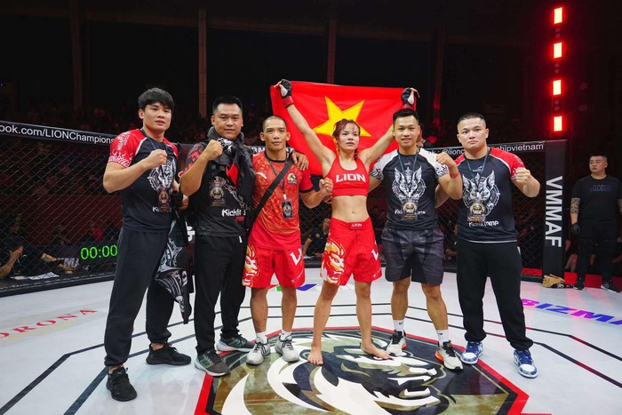 Ảnh cưới như một màn "đấu võ" của nữ võ sĩ MMA - Ảnh 2.