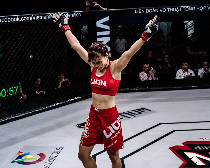 Ảnh cưới như một màn "đấu võ" của nữ võ sĩ MMA - Ảnh 1.