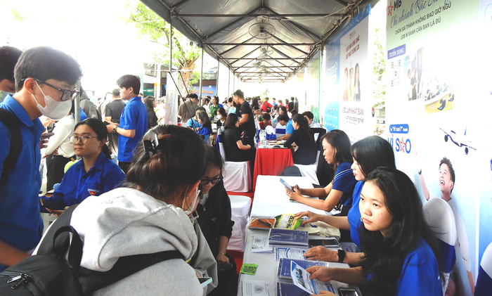 TPHCM: Hàng ngàn cơ hội việc làm cho sinh viên tại Ngày hội việc làm 2025- Ảnh 1.