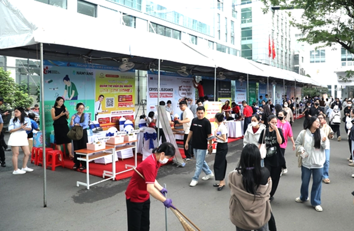 TPHCM: Hàng ngàn cơ hội việc làm cho sinh viên tại Ngày hội việc làm 2025- Ảnh 2.