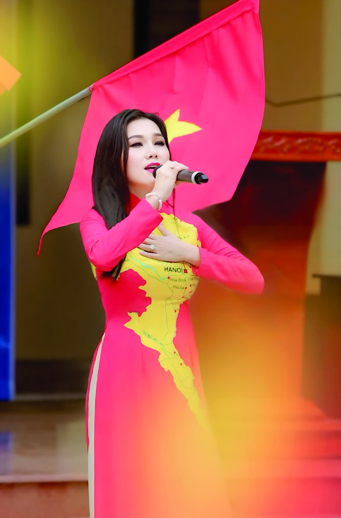 Kavie Trần tại một buổi thiện nguyện ở miền Trung nước ta