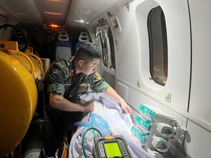Lần đầu tiên phẫu thuật mở ngực tại Trường Sa - Ảnh 1.