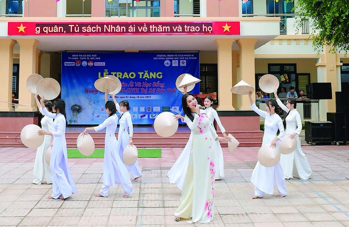 Kavie Trần tích cực làm thiện nguyện mỗi khi về nước