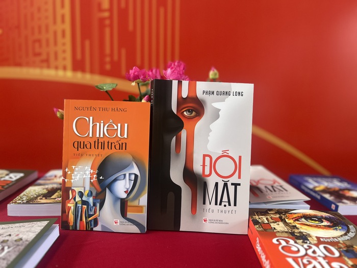 Tiểu thuyết "Đối mặt" của nhà văn Phạm Quang Lon và"Chiều qua thị trấn" của nhà văn Nguyễn Thu Hằng được trao giải A