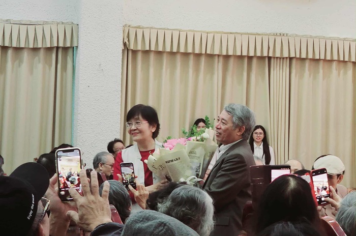 Hơn 300 sinh viên giao lưu giới thiệu sách của Nhà văn Phạm Quang Long- Ảnh 1.