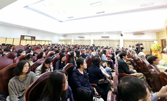 Hơn 300 sinh viên giao lưu giới thiệu sách của Nhà văn Phạm Quang Long- Ảnh 5.