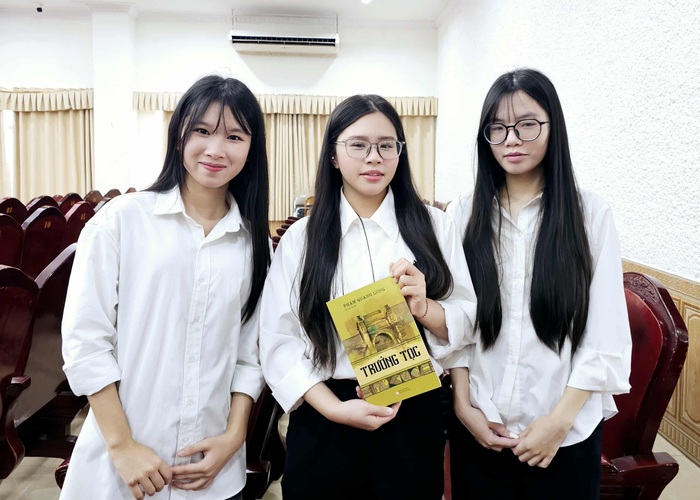 Hơn 300 sinh viên giao lưu giới thiệu sách của Nhà văn Phạm Quang Long- Ảnh 4.