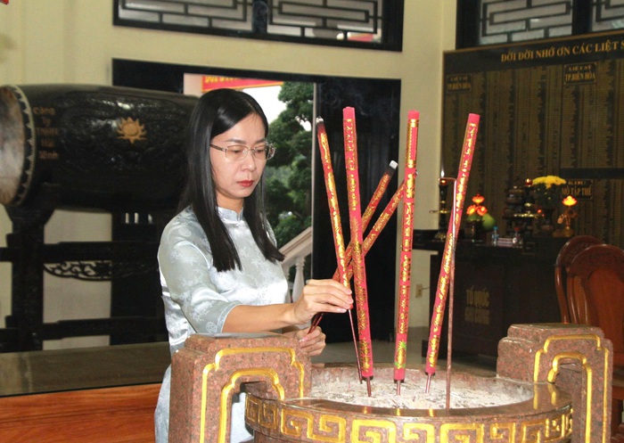 Đoàn đại biểu dự Đại hội đại biểu Phụ nữ tỉnh Đồng Nai dâng hương tại Nghĩa trang liệt sĩ - Ảnh 3.