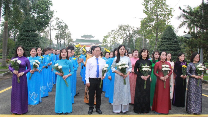 Đoàn đại biểu dự Đại hội đại biểu Phụ nữ tỉnh Đồng Nai dâng hương tại Nghĩa trang liệt sĩ - Ảnh 1.