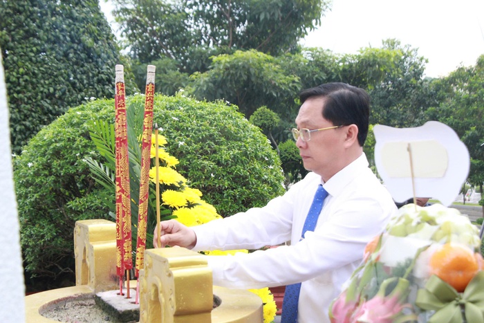 Đoàn đại biểu dự Đại hội đại biểu Phụ nữ tỉnh Đồng Nai dâng hương tại Nghĩa trang liệt sĩ - Ảnh 2.