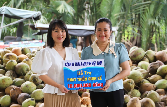 Trao vốn cho 12 hộ hợp tác, hộ gia đình ở Vĩnh Long - Ảnh 2.