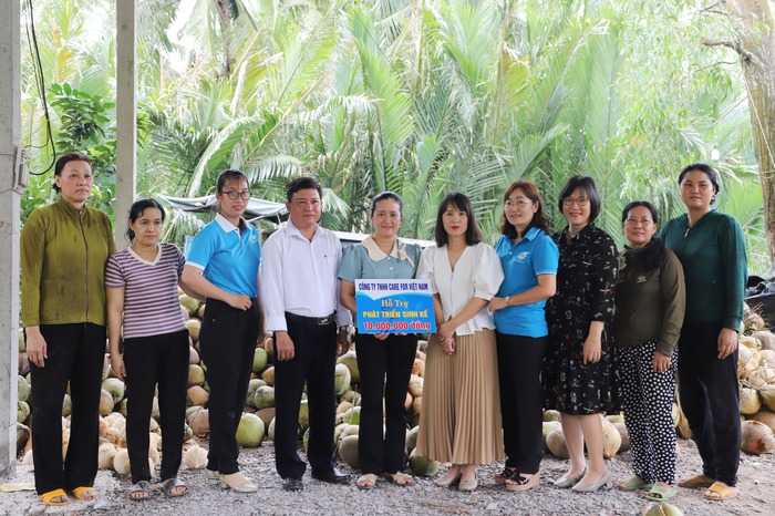 Trao vốn cho 12 hộ hợp tác, hộ gia đình ở Vĩnh Long - Ảnh 6.