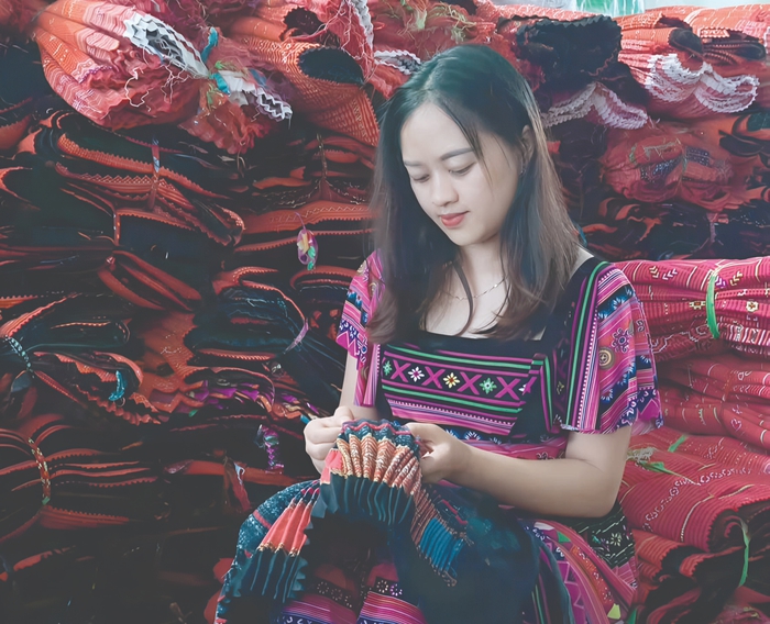 Chị Mùa Thị Chứ và sản phẩm thổ cẩm dân tộc