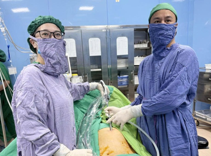 Phẫu thuật nội soi khối u buồng trứng khổng lồ tương đương thai 5 tháng tuổi- Ảnh 1.