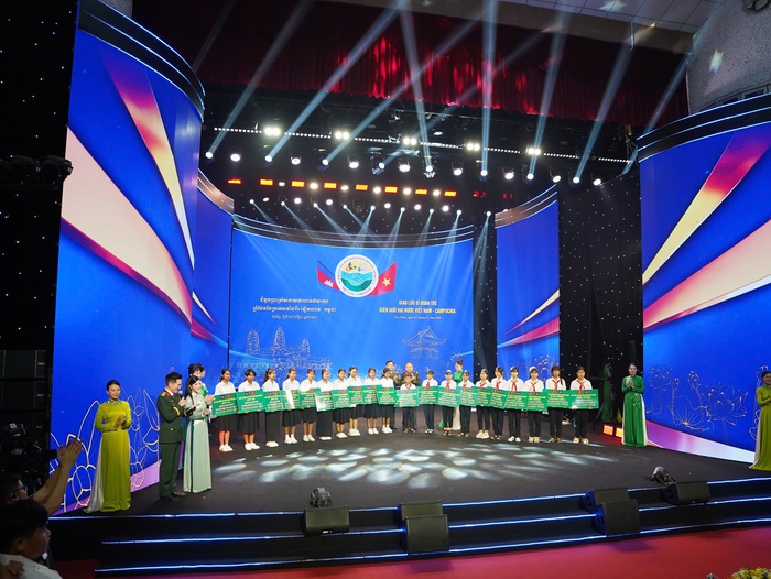 Các học sinh của tỉnh Tây Ninh, Việt Nam và tỉnh Svay Riêng, Campuchia nhận học bổng của chương trình “Nâng bước em đến trường” trong chương trình giao lưu. Ảnh: Hồ Lam Các học sinh của tỉnh Tây Ninh, Việt Nam và tỉnh Svay Riêng, Campuchia nhận học bổng của chương trình “Nâng bước em đến trường” trong chương trình giao lưu. Ảnh: Hồ Lam