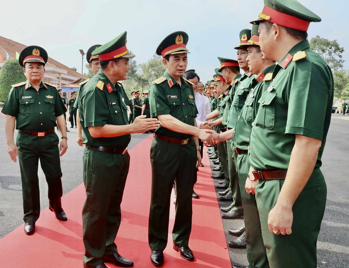 Bộ trưởng Bộ Quốc phòng Phan Văn Giang và đoàn công tác thăm, làm việc với Sư đoàn 5, Quân khu 7. Ảnh: Hồ Lam Bộ trưởng Bộ Quốc phòng Phan Văn Giang và đoàn công tác thăm, làm việc với Sư đoàn 5, Quân khu 7. Ảnh: Hồ Lam