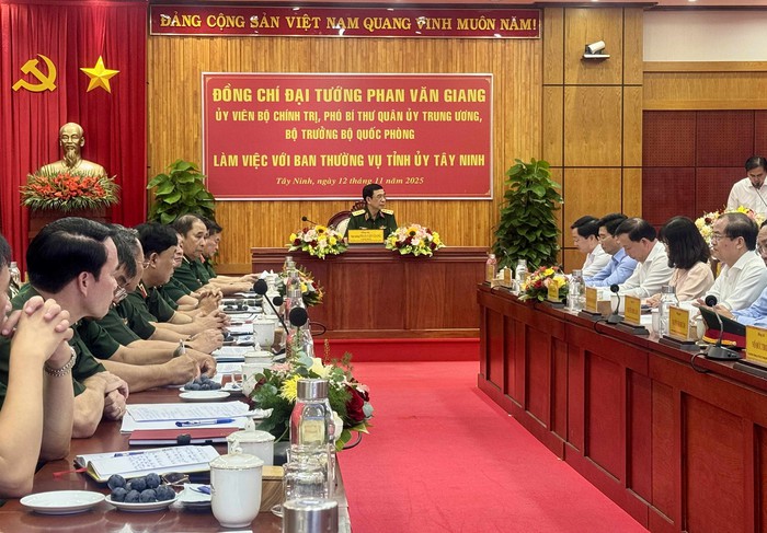 Toàn cảnh buổi làm việc của Đại tướng Phan Văn Giang, Ủy viên Bộ Chính trị, Phó Bí thư Quân ủy Trung ương, Bộ trưởng Bộ Quốc phòng với Ban thường vụ Tỉnh uỷ Tây Ninh diễn ra vào chiều 12/11. Ảnh: Hồ Lam Toàn cảnh buổi làm việc của Đại tướng Phan Văn Giang, Ủy viên Bộ Chính trị, Phó Bí thư Quân ủy Trung ương, Bộ trưởng Bộ Quốc phòng với Ban thường vụ Tỉnh uỷ Tây Ninh diễn ra vào chiều 12/11. Ảnh: Hồ Lam