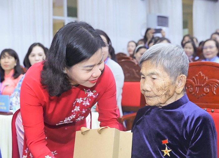 Chủ tịch Hội LHPN Việt Nam: 6 nội dung Hội LHPN Đồng Nai cần nghiên cứu triển khai trong nhiệm kỳ mới- Ảnh 1. Chủ tịch Hội LHPN Việt Nam: 6 nội dung Hội LHPN Đồng Nai cần nghiên cứu triển khai trong nhiệm kỳ mới- Ảnh 1.